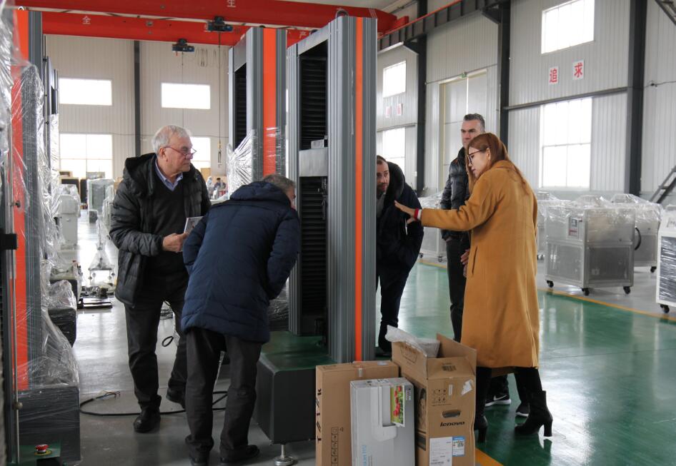 Italy customer visits the Liangong testing machine for inspection